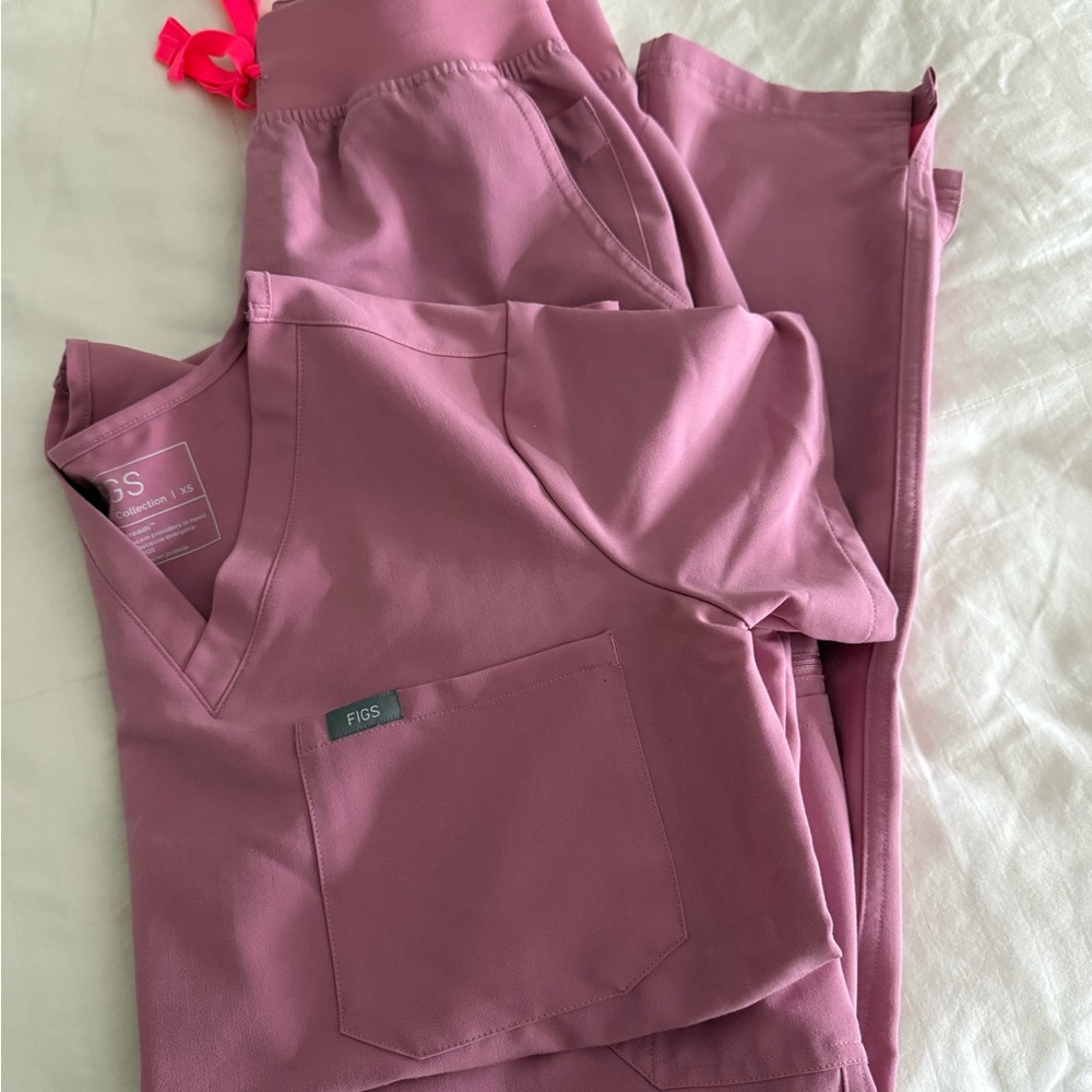 Figs Chalk Pink Scrub Set